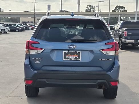 Used 2020 Subaru Forester Premium AWD/4WD image 5