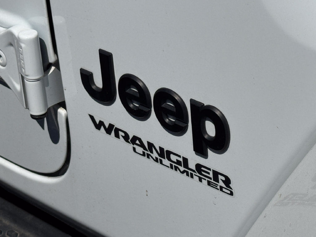 Used 2022 Jeep Wrangler Unlimited Sahara AWD/4WD image 2