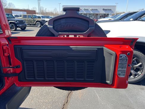 New 2026 Jeep Wrangler Sahara AWD/4WD image 19