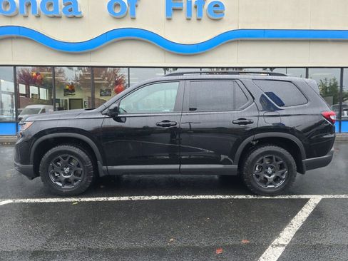 New 2025 Honda Pilot TrailSport image 2