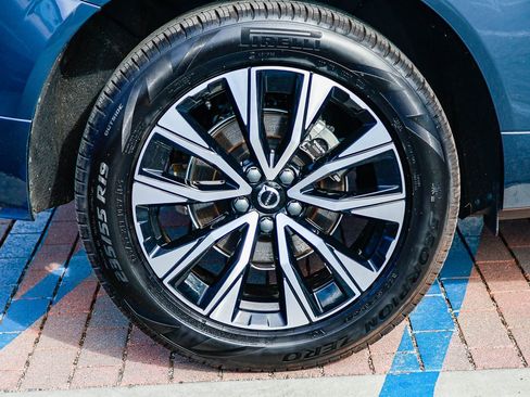 Used 2025 Volvo XC60 B5 Core image 10