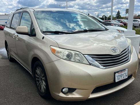 Used 2014 Toyota Sienna XLE FWD image 3
