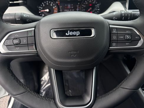 Used 2025 Jeep Compass Limited image 32