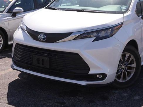 Certified 2025 Toyota Sienna XLE image 5