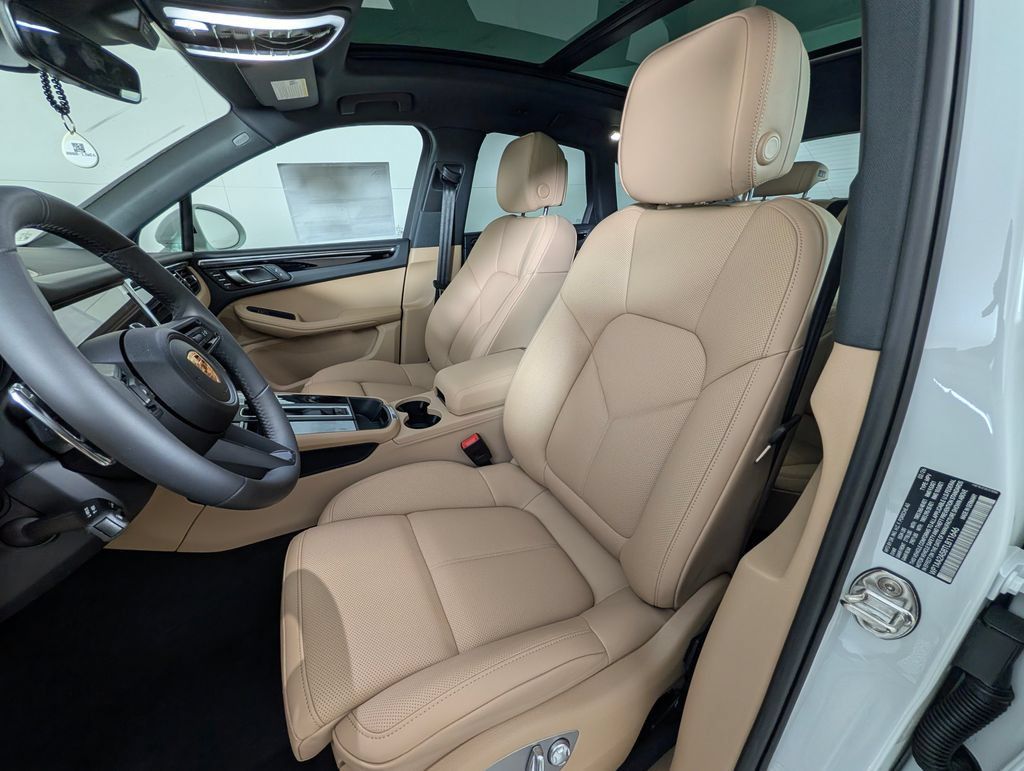 New 2026 Porsche Macan AWD/4WD image 5