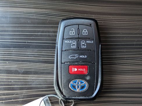 Used 2023 Toyota Sienna Limited image 35