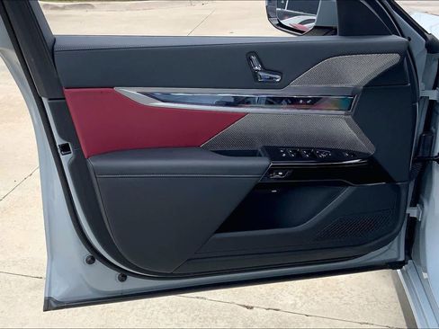 Used 2025 BMW 740i image 25