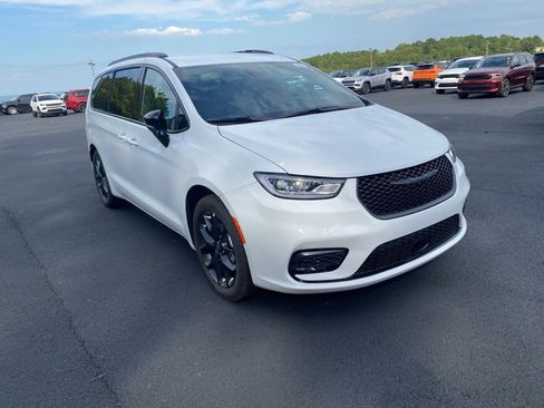 New 2026 Chrysler Pacifica Select w/ S Appearance Package image 3