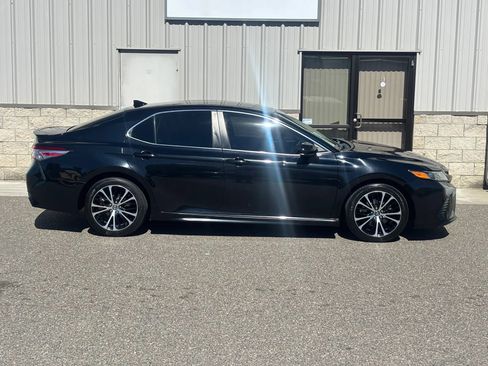 Used 2020 Toyota Camry SE FWD image 2