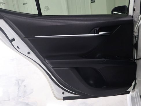 Used 2020 Toyota Camry SE image 12