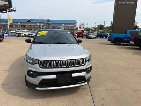 Used 2025 Jeep Compass Limited AWD/4WD image 4