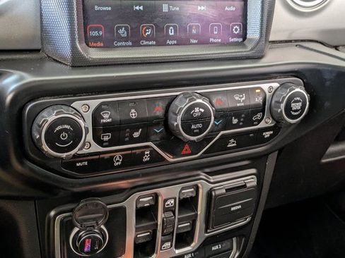 Used 2022 Jeep Wrangler Unlimited Sahara w/ Cold Weather Group AWD/4WD image 17