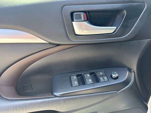 Used 2018 Toyota Highlander XLE image 29