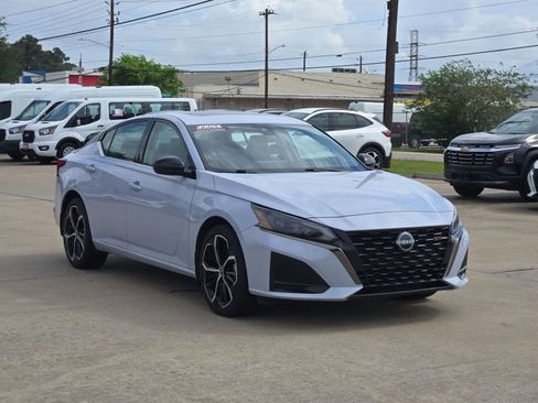 Used 2025 Nissan Altima 2.5 SR w/ SR Premium Package image 3