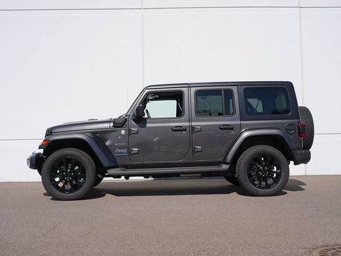 Used 2023 Jeep Wrangler Unlimited Sahara w/ Cold Weather Group AWD/4WD image 6