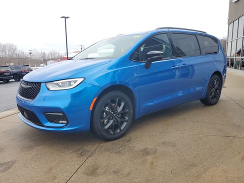 New 2026 Chrysler Pacifica Select w/ S Appearance Package image 2