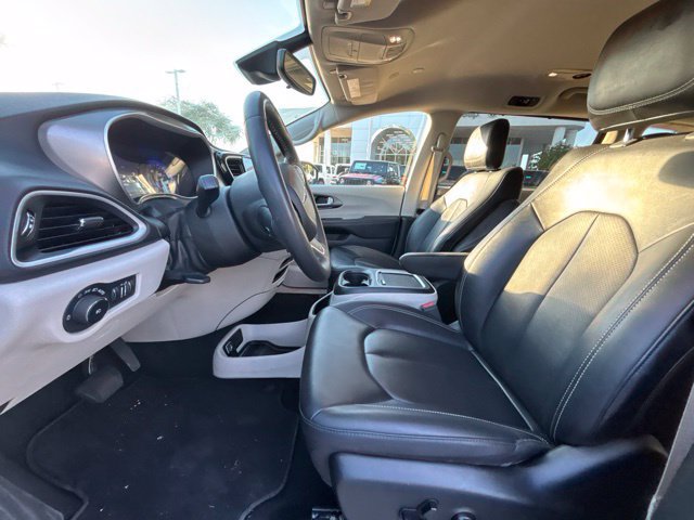 Used 2024 Chrysler Pacifica Touring-L FWD image 9