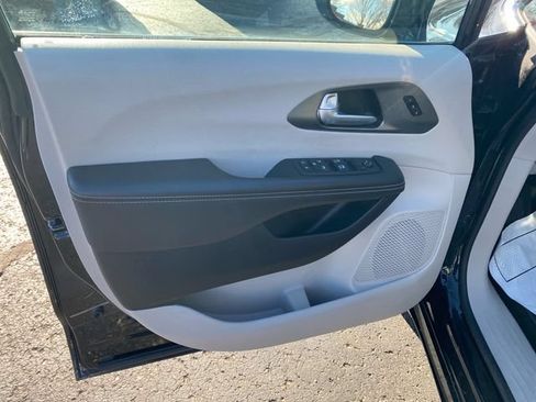 Used 2024 Chrysler Pacifica Touring-L FWD image 11
