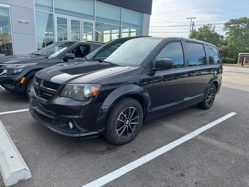 Used 2018 Dodge Grand Caravan SE FWD image 2