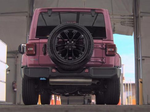 Used 2024 Jeep Wrangler Unlimited Sahara w/ Technology Group AWD/4WD image 8