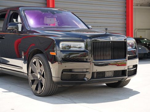 Used 2022 Rolls-Royce Cullinan Black Badge AWD/4WD image 2