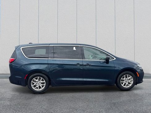 Used 2025 Chrysler Pacifica Select FWD image 8