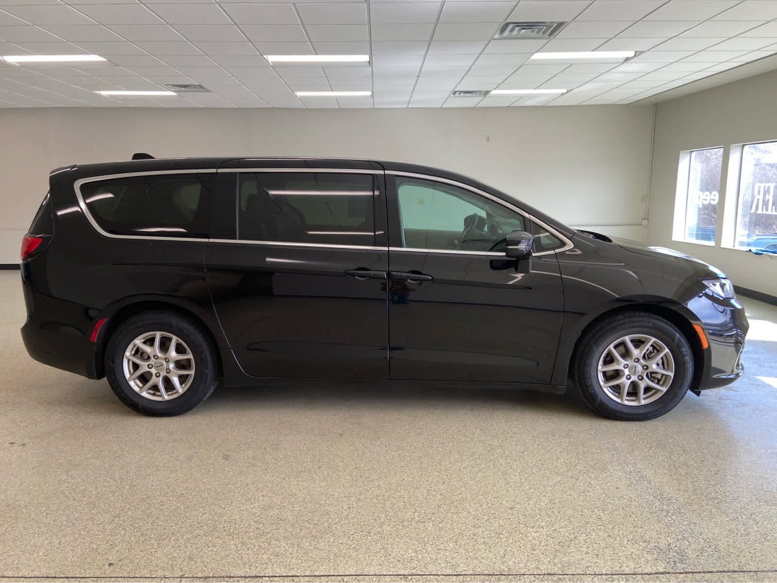 Used 2024 Chrysler Pacifica Touring-L FWD image 6