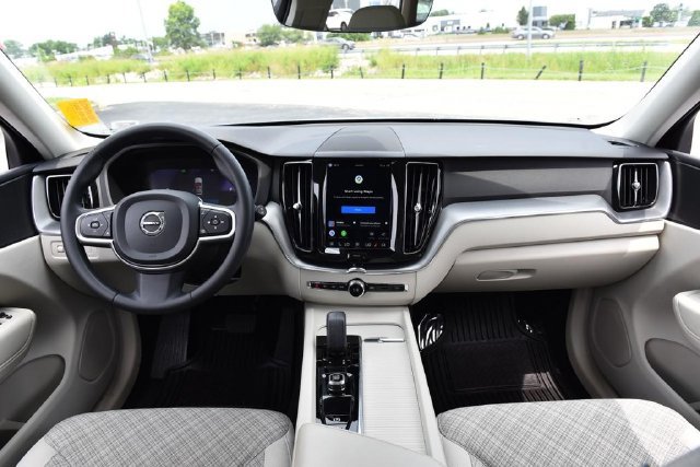 Used 2022 Volvo XC60 B5 Momentum AWD/4WD image 7