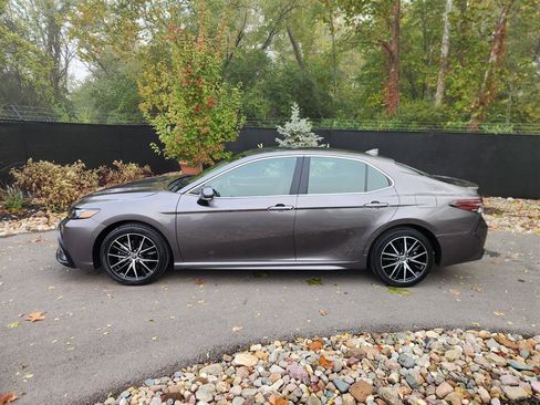 Used 2023 Toyota Camry SE image 2