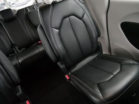 Used 2024 Chrysler Pacifica Touring-L image 14