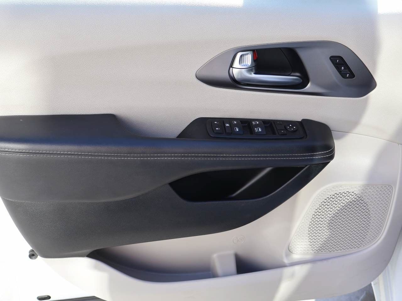 Used 2024 Chrysler Pacifica Touring-L FWD image 7