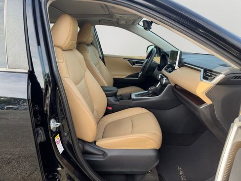 Used 2019 Toyota RAV4 Limited w/ Cold Weather Package FWD image 12