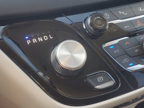 Used 2023 Chrysler Pacifica Touring-L FWD image 24