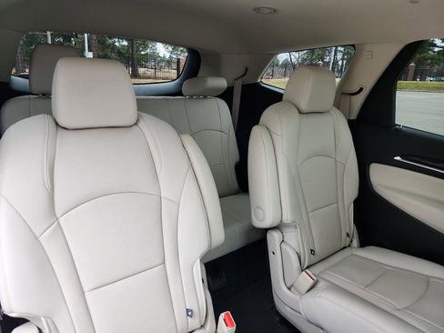 Certified 2023 Buick Enclave Essence image 7