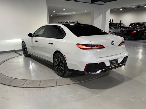 Used 2023 BMW i7 xDrive60 w/ Executive Package 2 AWD/4WD image 17