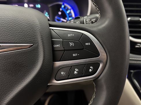 Used 2022 Chrysler Pacifica Touring-L w/ Uconnect Theater Family Group image 21