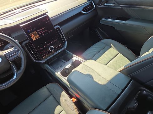 Used 2024 GMC Acadia AT4 w/ Luxury Package AWD/4WD image 14