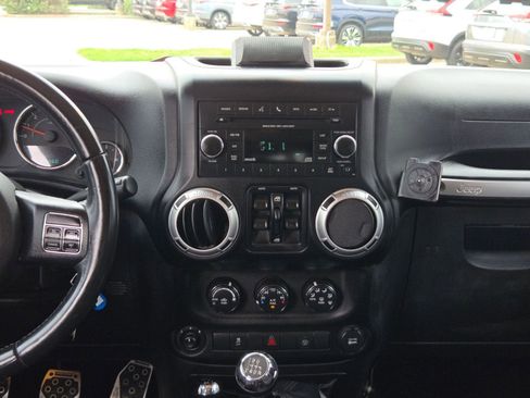 Used 2013 Jeep Wrangler Unlimited Rubicon w/ Connectivity Group AWD/4WD image 16