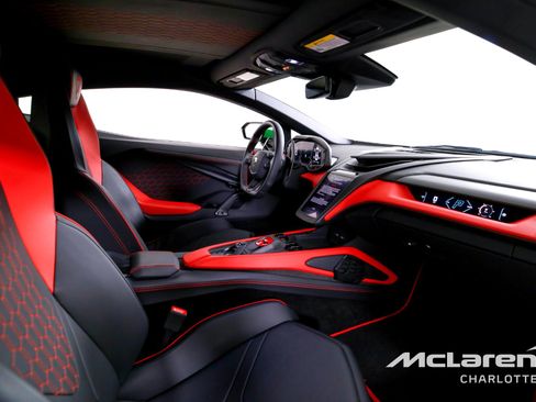 Used 2024 Lamborghini Revuelto image 18