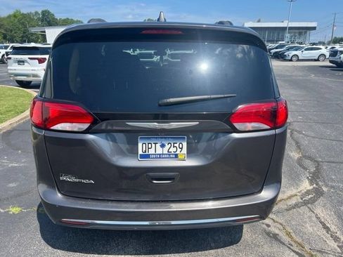 Used 2017 Chrysler Pacifica Touring Plus w/ Tire & Wheel Group FWD image 4