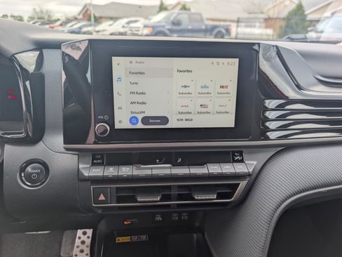 Used 2025 Toyota Camry SE image 34