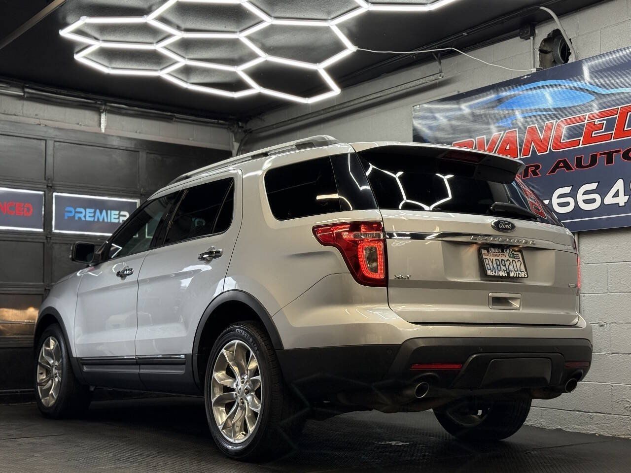 Used 2014 Ford Explorer XLT w/ Equipment Group 202A AWD/4WD image 10