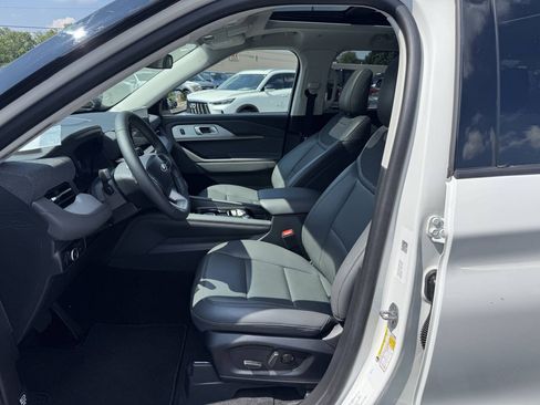 Used 2025 Ford Explorer Active w/ Active Comfort Package AWD/4WD image 8