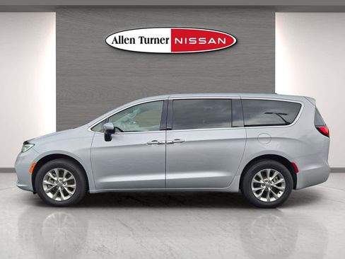 Used 2023 Chrysler Pacifica Touring-L image 20