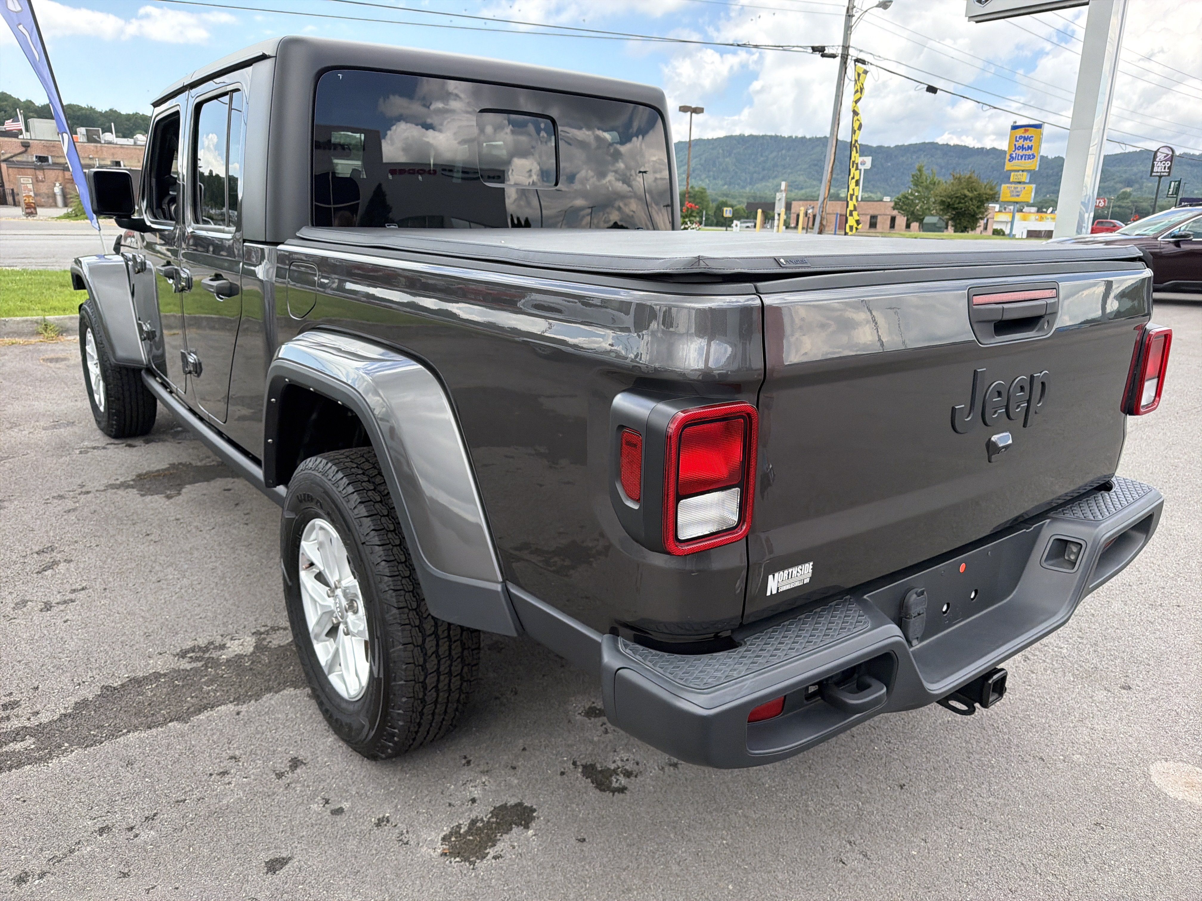 Used 2023 Jeep Gladiator Sport AWD/4WD image 10