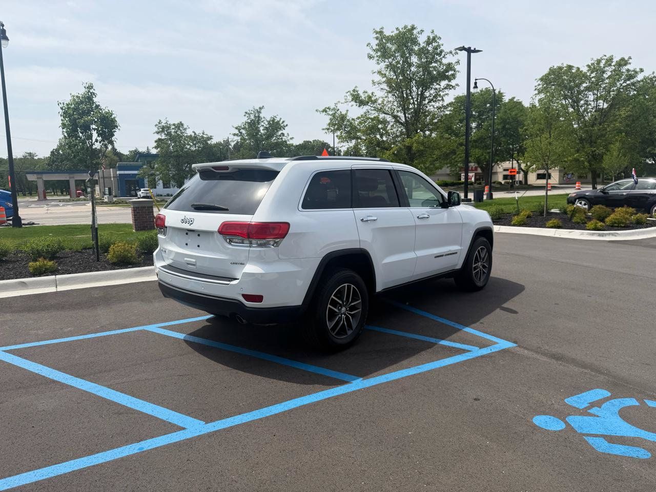 Used 2018 Jeep Grand Cherokee Limited AWD/4WD image 5