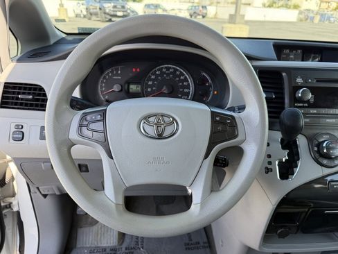 Used 2013 Toyota Sienna LE image 22