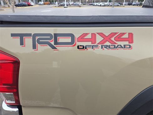 Used 2016 Toyota Tacoma TRD Off-Road image 11