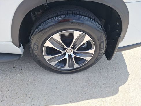 Used 2024 Toyota Highlander XLE FWD image 11