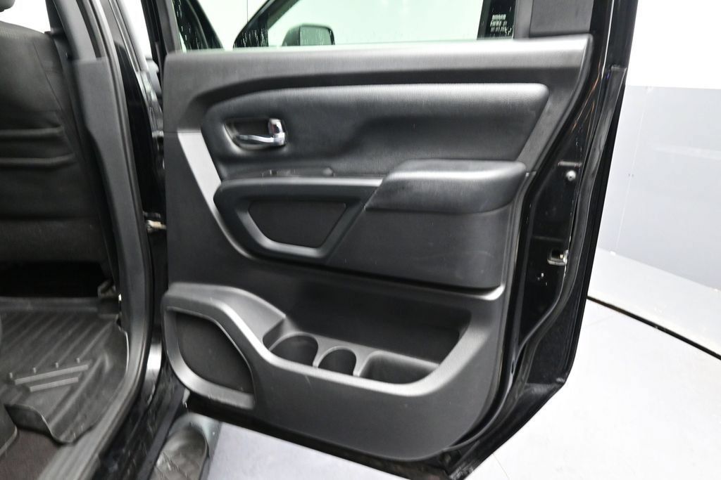 Used 2018 Nissan Titan SV AWD/4WD image 19